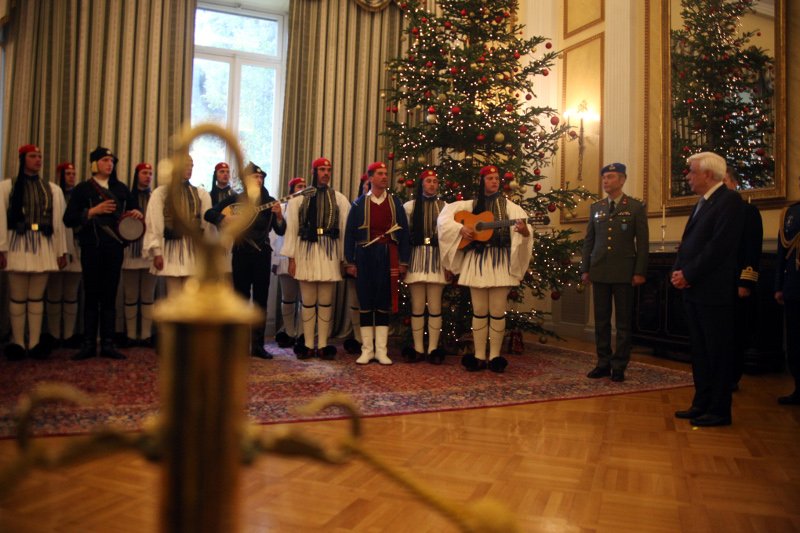 Μαντινάδα για τον Ερντογάν και τη Συνθήκη της Λωζάννης άκουσε ο Παυλόπουλος -Μαζί με τα κάλαντα [εικόνες] | iefimerida.gr 1