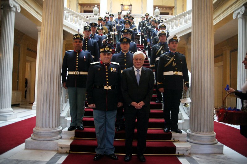 Μαντινάδα για τον Ερντογάν και τη Συνθήκη της Λωζάννης άκουσε ο Παυλόπουλος -Μαζί με τα κάλαντα [εικόνες] | iefimerida.gr 2