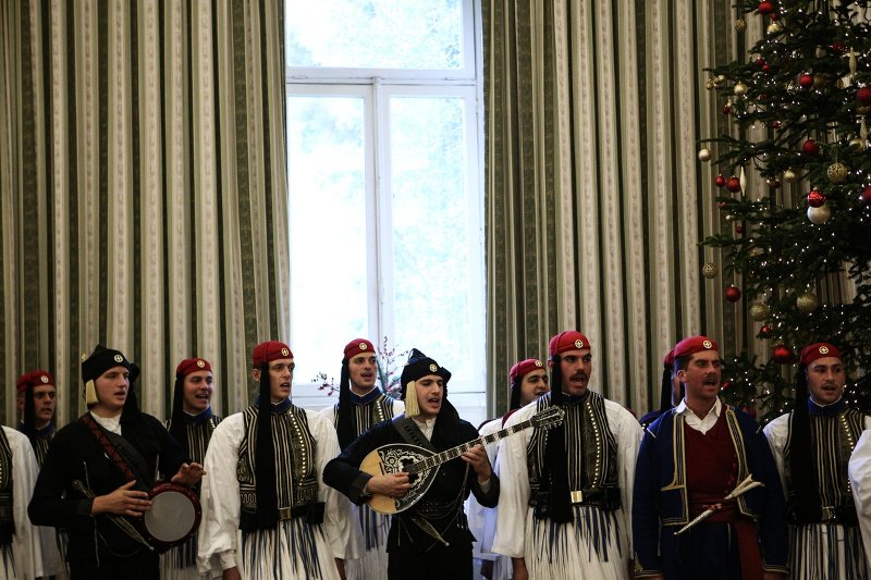 Μαντινάδα για τον Ερντογάν και τη Συνθήκη της Λωζάννης άκουσε ο Παυλόπουλος -Μαζί με τα κάλαντα [εικόνες] | iefimerida.gr 3