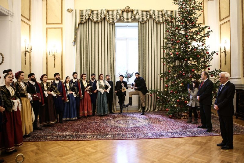 Μαντινάδα για τον Ερντογάν και τη Συνθήκη της Λωζάννης άκουσε ο Παυλόπουλος -Μαζί με τα κάλαντα [εικόνες] | iefimerida.gr 4