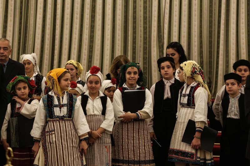 Μαντινάδα για τον Ερντογάν και τη Συνθήκη της Λωζάννης άκουσε ο Παυλόπουλος -Μαζί με τα κάλαντα [εικόνες] | iefimerida.gr 5