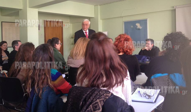 Εξι ώρες πριν εκλεγεί Πρόεδρος της Δημοκρατίας, ο Παυλόπουλος έκανε μάθημα στη Νομική -Η συγκίνηση και το δώρο των φοιτητών [εικόνα] | iefimerida.gr 0