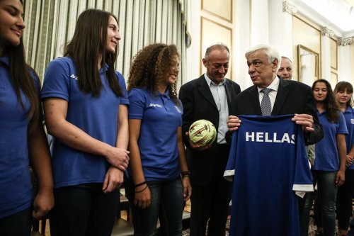 Ο Παυλόπουλος συνεχάρη τις νεάνιδες που δεν αγωνίστηκαν με τη ΠΓΔΜ: Επειδή χρησιμοποίησαν το «Macedonia» [εικόνες] | iefimerida.gr 2