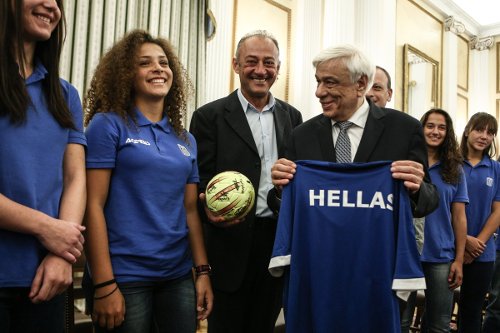 Ο Παυλόπουλος συνεχάρη τις νεάνιδες που δεν αγωνίστηκαν με τη ΠΓΔΜ: Επειδή χρησιμοποίησαν το «Macedonia» [εικόνες] | iefimerida.gr 3