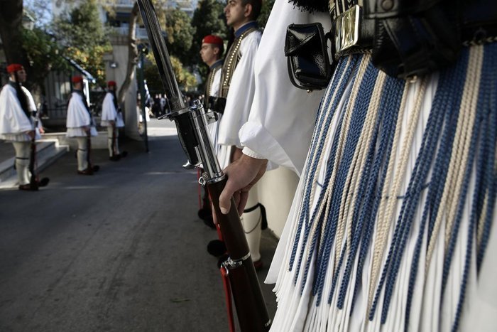 Την πρωτοχρονιάτικη πίτα στην Προεδρική Φρουρά έκοψε ο Προκόπης Παυλόπουλος [εικόνες] | iefimerida.gr 1