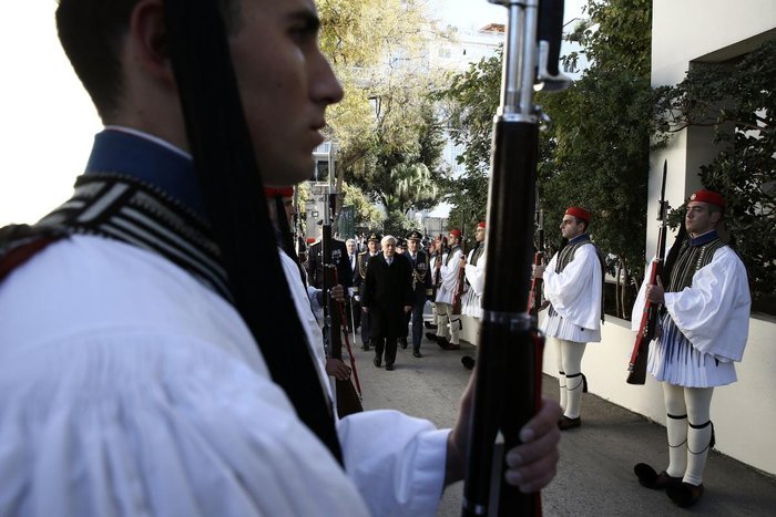 Την πρωτοχρονιάτικη πίτα στην Προεδρική Φρουρά έκοψε ο Προκόπης Παυλόπουλος [εικόνες] | iefimerida.gr 2