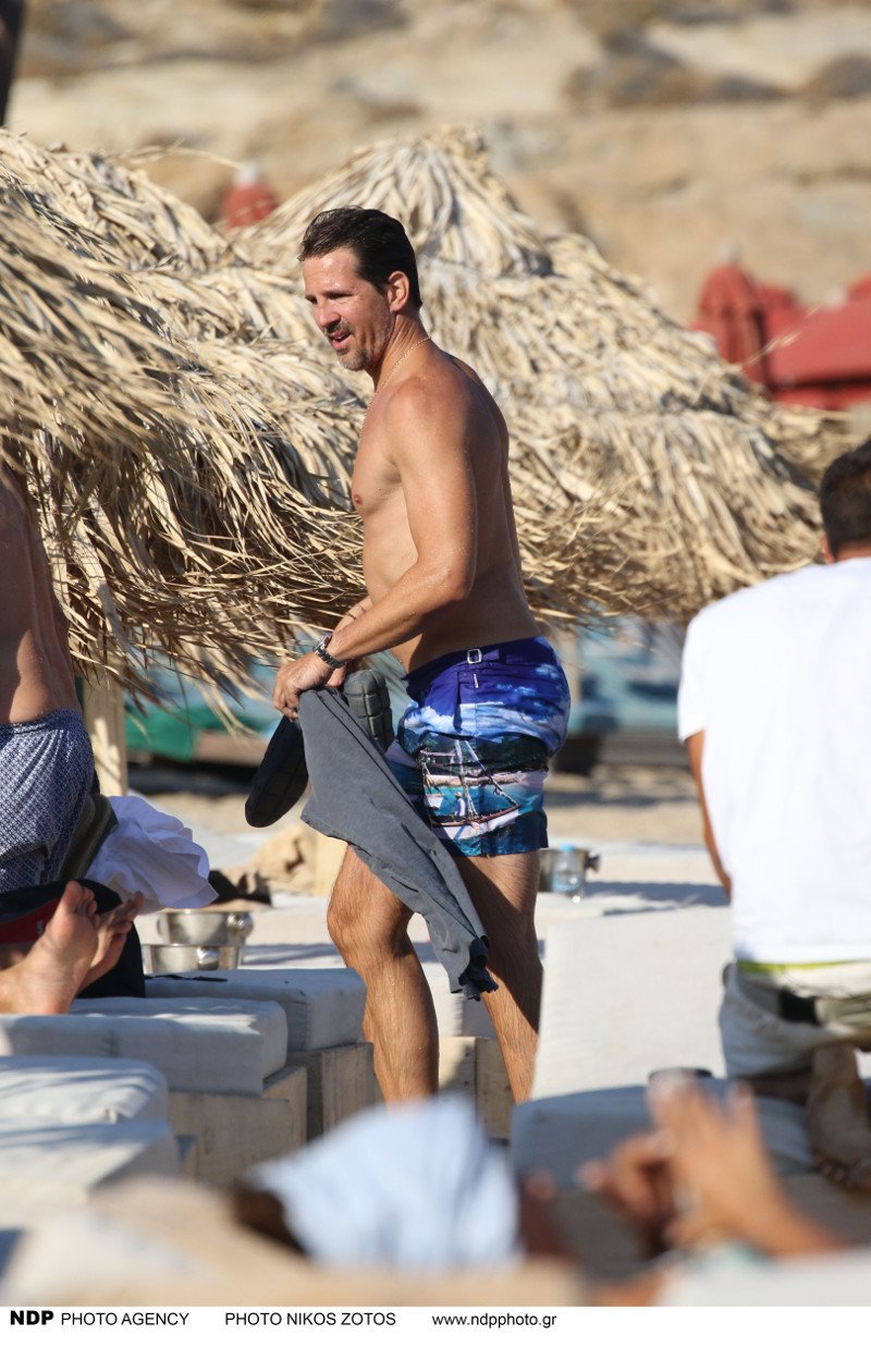 Παύλος Γλίξμπουργκ: «Φέτες» στα 49 του, μαγνητίζει τα βλέμματα στη Μύκονο [εικόνες] | iefimerida.gr 0