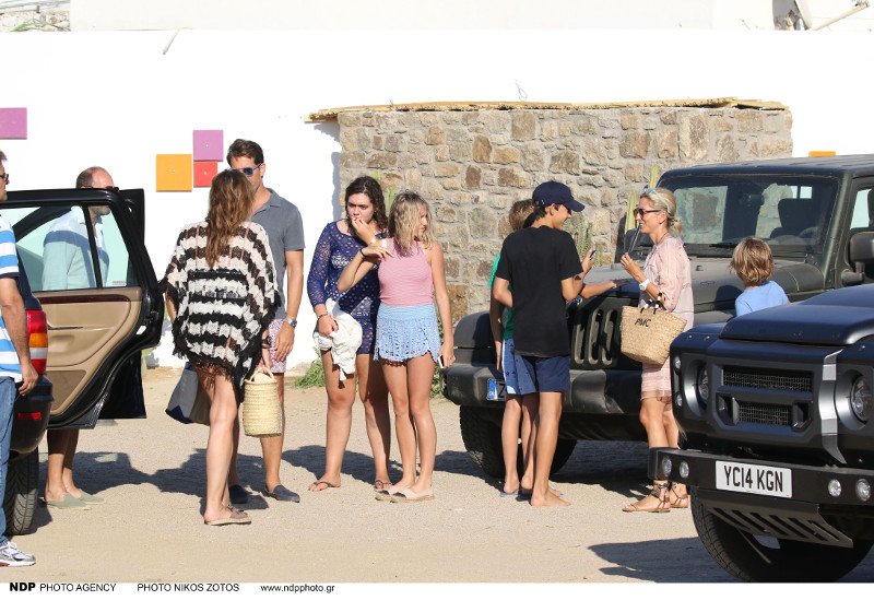 Παύλος Γλίξμπουργκ: «Φέτες» στα 49 του, μαγνητίζει τα βλέμματα στη Μύκονο [εικόνες] | iefimerida.gr 4