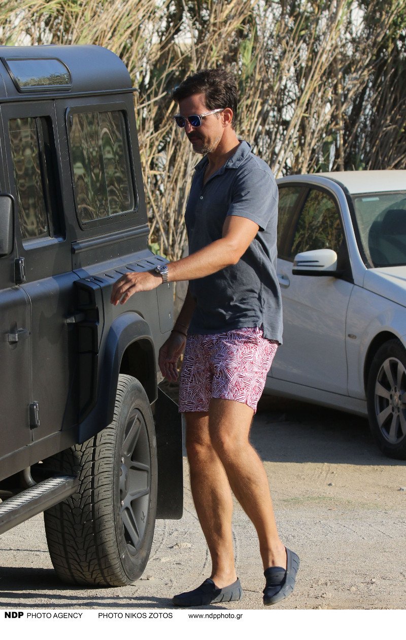 Παύλος Γλίξμπουργκ: «Φέτες» στα 49 του, μαγνητίζει τα βλέμματα στη Μύκονο [εικόνες] | iefimerida.gr 6