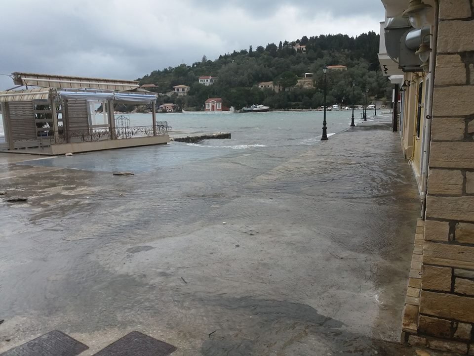 Ακραία φαινόμενα στους Παξούς -Η θάλασσα βγήκε στα σοκάκια [εικόνες] | iefimerida.gr 0