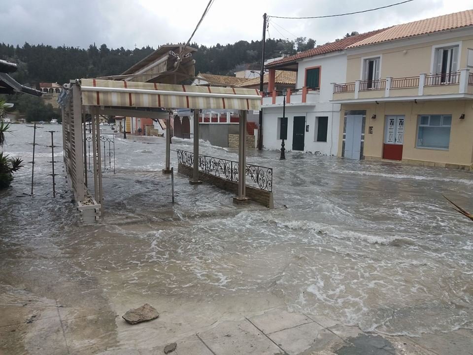 Ακραία φαινόμενα στους Παξούς -Η θάλασσα βγήκε στα σοκάκια [εικόνες] | iefimerida.gr 1