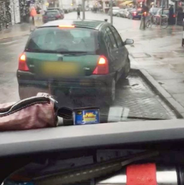 Bρετανίδα χρειάστηκε 7 λεπτά για να παρκάρει ένα μικρό ΙΧ σε χώρο για φορτηγό! [εικόνες & βίντεο] | iefimerida.gr 0