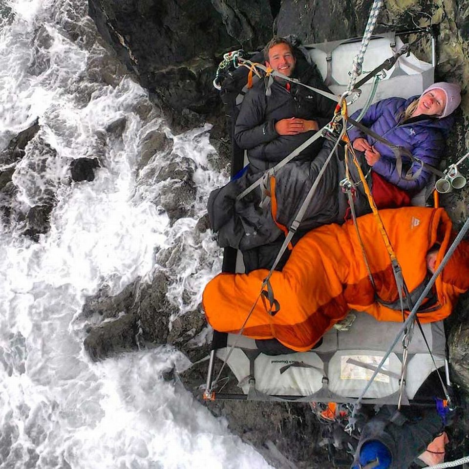 Ξενοδοχείο χρεώνει τους επισκέπτες του 500 ευρώ για να κοιμηθούν κρεμασμένοι σε βράχια [εικόνες] | iefimerida.gr 0