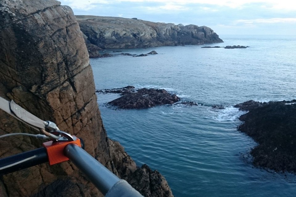 Ξενοδοχείο χρεώνει τους επισκέπτες του 500 ευρώ για να κοιμηθούν κρεμασμένοι σε βράχια [εικόνες] | iefimerida.gr 2