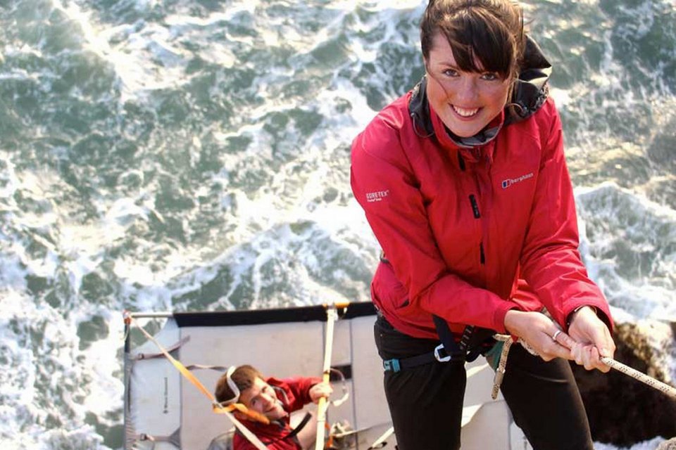 Ξενοδοχείο χρεώνει τους επισκέπτες του 500 ευρώ για να κοιμηθούν κρεμασμένοι σε βράχια [εικόνες] | iefimerida.gr 3