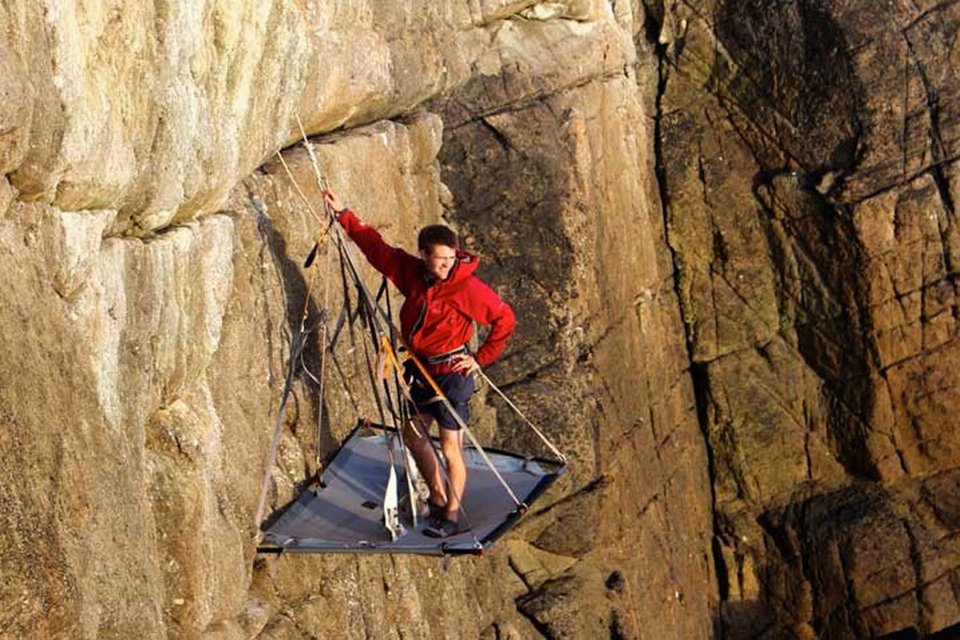 Ξενοδοχείο χρεώνει τους επισκέπτες του 500 ευρώ για να κοιμηθούν κρεμασμένοι σε βράχια [εικόνες] | iefimerida.gr 1