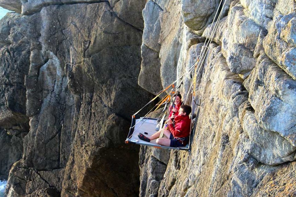 Ξενοδοχείο χρεώνει τους επισκέπτες του 500 ευρώ για να κοιμηθούν κρεμασμένοι σε βράχια [εικόνες] | iefimerida.gr 4