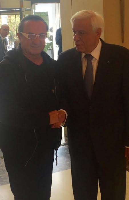 Η θερμή χειραψία του Προκόπη Παυλόπουλου με τον Λευτέρη Πανταζή | iefimerida.gr 0