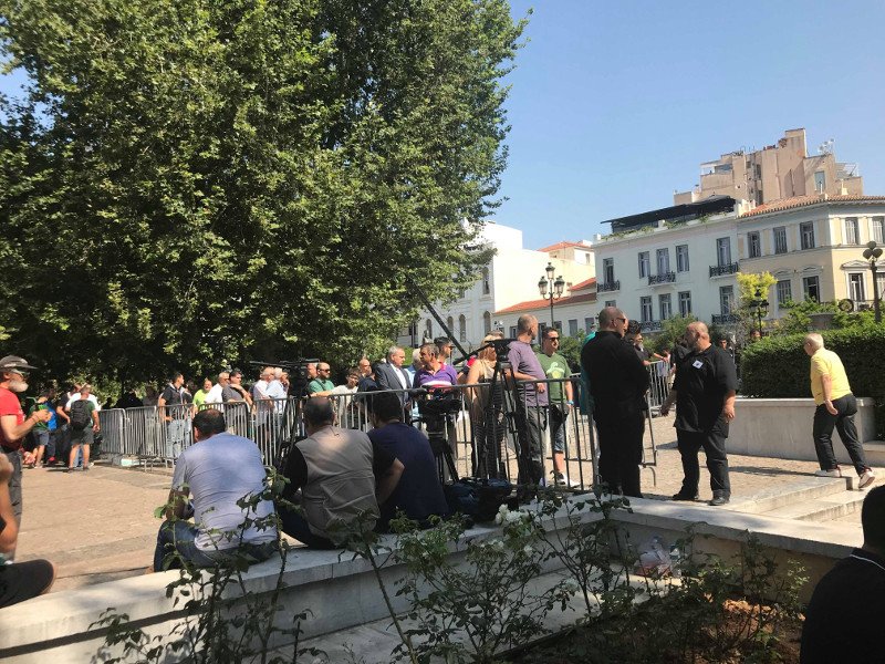 Πλήθος κόσμου στο λαϊκό προσκύνημα στη σορό του Παύλου Γιαννακόπουλου -Σήμερα η κηδεία | iefimerida.gr 5