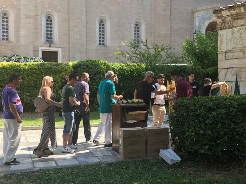 Πλήθος κόσμου στο λαϊκό προσκύνημα στη σορό του Παύλου Γιαννακόπουλου -Σήμερα η κηδεία | iefimerida.gr 6