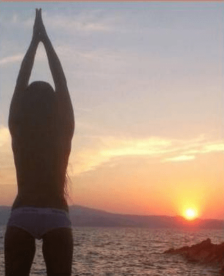 Με τα εσώρουχα στο μπαλκόνι της στη Νάξο, απολαμβάνει τη θέα [εικόνες] | iefimerida.gr 0