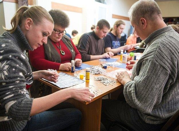 Το παζλ της Ουκρανίας -11χρονος συναρμολογεί τα έγγραφα που έσκισε ο Γιανουκόβιτς για να βρει στοιχεία διαφθοράς [εικόνες] | iefimerida.gr 1