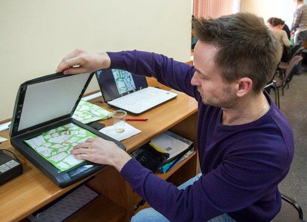 Το παζλ της Ουκρανίας -11χρονος συναρμολογεί τα έγγραφα που έσκισε ο Γιανουκόβιτς για να βρει στοιχεία διαφθοράς [εικόνες] | iefimerida.gr 2