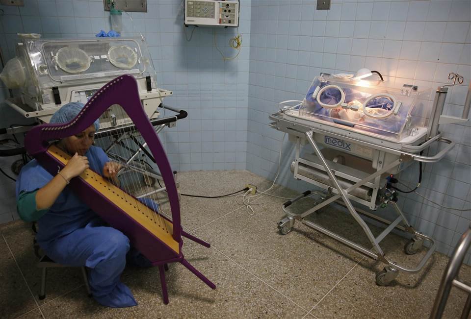 Γέννα μετά μουσικής: Μαιευτήριο στη Βενεζουέλα παίζει Μπραμς για τα μωρά | iefimerida.gr 1