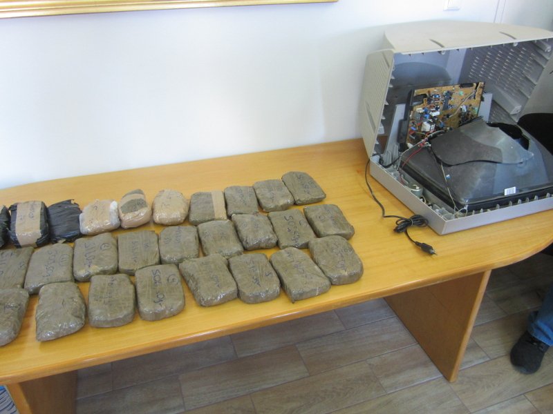 Πάτρα: 47χρονος μετέφερε πάνω από 15 κιλά ηρωίνης μέσα σε τηλεόραση [εικόνες]  | iefimerida.gr 2