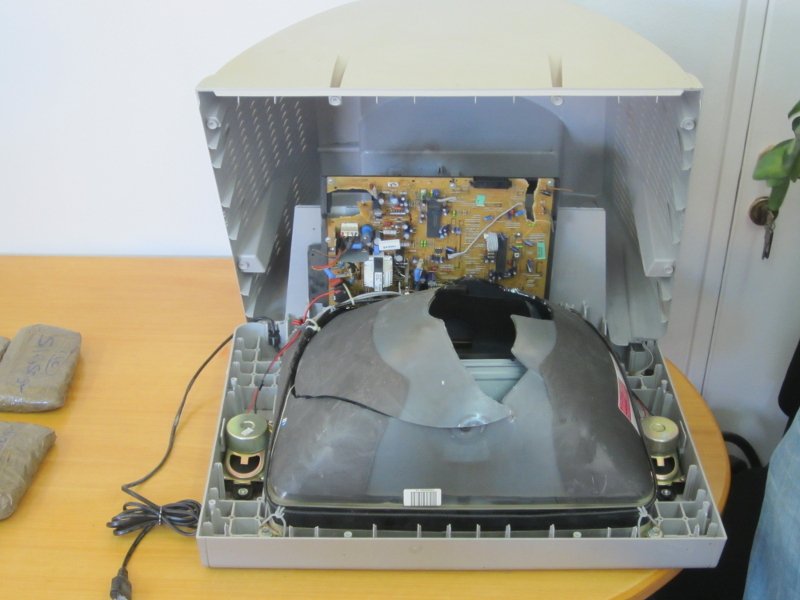 Πάτρα: 47χρονος μετέφερε πάνω από 15 κιλά ηρωίνης μέσα σε τηλεόραση [εικόνες]  | iefimerida.gr 0