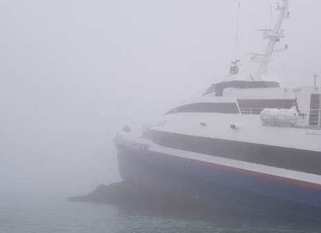 Καταμαράν χάθηκε στην ομίχλη και «σκαρφάλωσε» σε βράχο [εικόνες & βίντεο] | iefimerida.gr 0