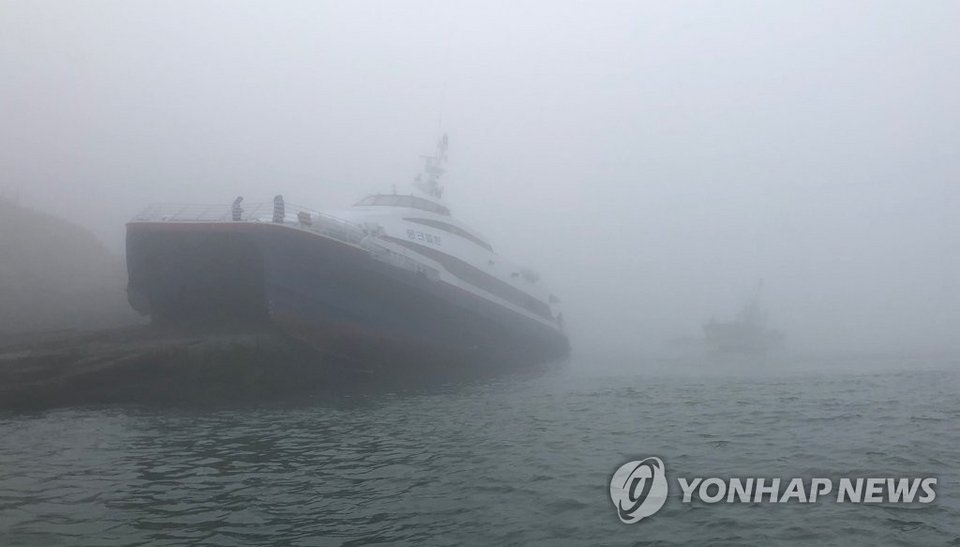 Καταμαράν χάθηκε στην ομίχλη και «σκαρφάλωσε» σε βράχο [εικόνες & βίντεο] | iefimerida.gr 2