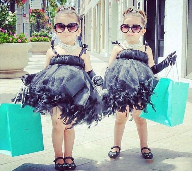 Δυο 4χρονες ποζάρουν σαν την Οντρεϊ Χέπμπορν και τρελαίνουν το ίντερνετ [εικόνες]  | iefimerida.gr 0