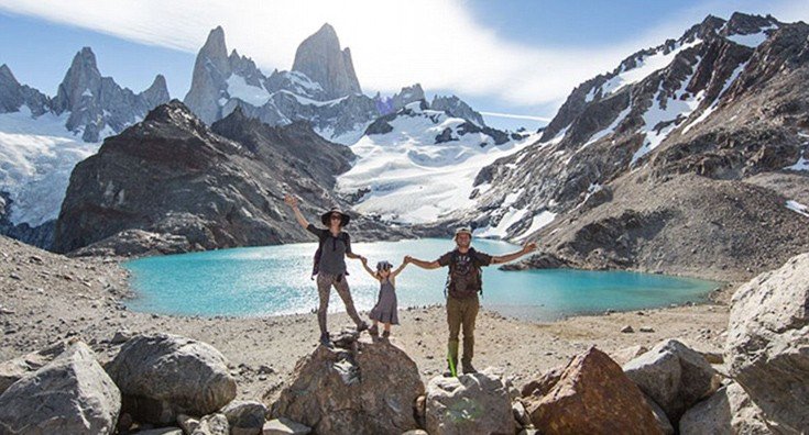Μια μοντέρνα οικογένεια: Ζουν σαν νομάδες και γυρίζουν όλο τον κόσμο με βανάκι [εικόνες]  | iefimerida.gr 0
