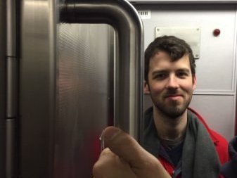 Δίνει 400 δολάρια το μήνα για να ζει σε ένα κουτί -Στο σαλόνι ενός φίλου του [εικόνες]  | iefimerida.gr 0