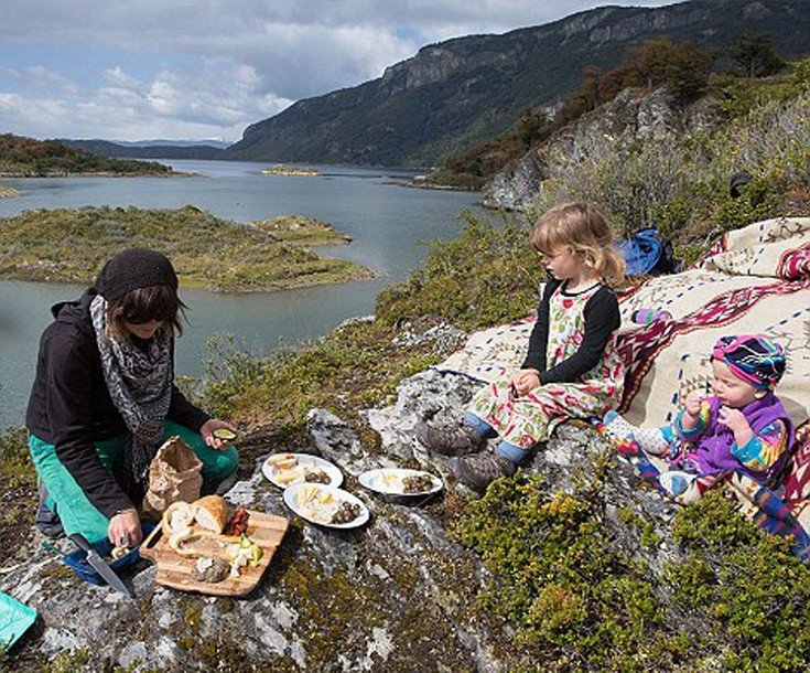 Μια μοντέρνα οικογένεια: Ζουν σαν νομάδες και γυρίζουν όλο τον κόσμο με βανάκι [εικόνες]  | iefimerida.gr 1