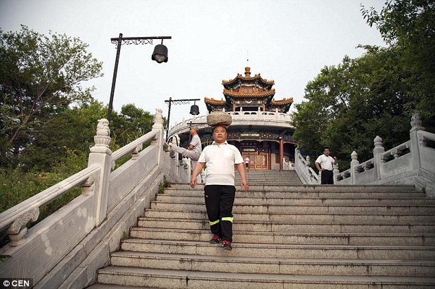 Εχασε 30 κιλά κουβαλώντας πέτρα 40 κιλών στο κεφάλι του  [εικόνες]  | iefimerida.gr 1