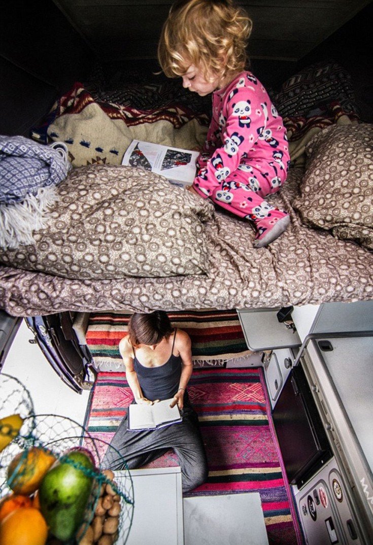 Μια μοντέρνα οικογένεια: Ζουν σαν νομάδες και γυρίζουν όλο τον κόσμο με βανάκι [εικόνες]  | iefimerida.gr 2