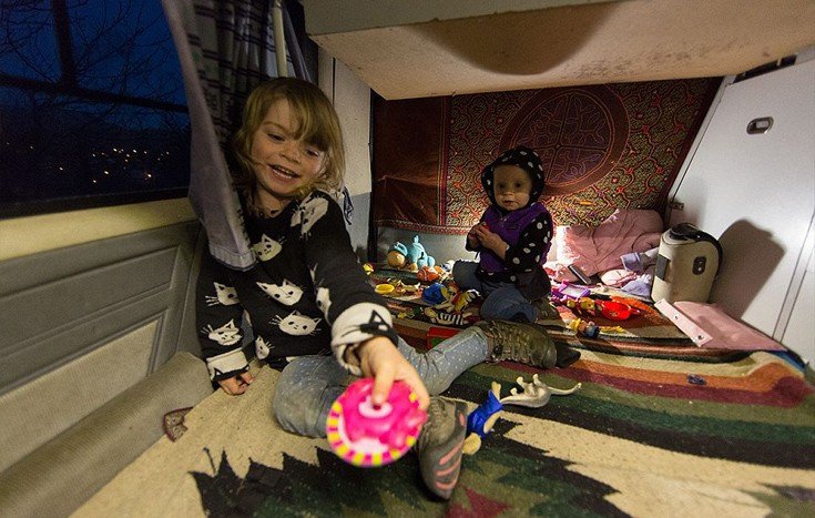 Μια μοντέρνα οικογένεια: Ζουν σαν νομάδες και γυρίζουν όλο τον κόσμο με βανάκι [εικόνες]  | iefimerida.gr 3