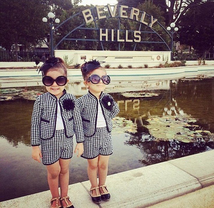 Δυο 4χρονες ποζάρουν σαν την Οντρεϊ Χέπμπορν και τρελαίνουν το ίντερνετ [εικόνες]  | iefimerida.gr 4