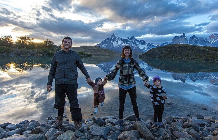 Μια μοντέρνα οικογένεια: Ζουν σαν νομάδες και γυρίζουν όλο τον κόσμο με βανάκι [εικόνες]  | iefimerida.gr 5