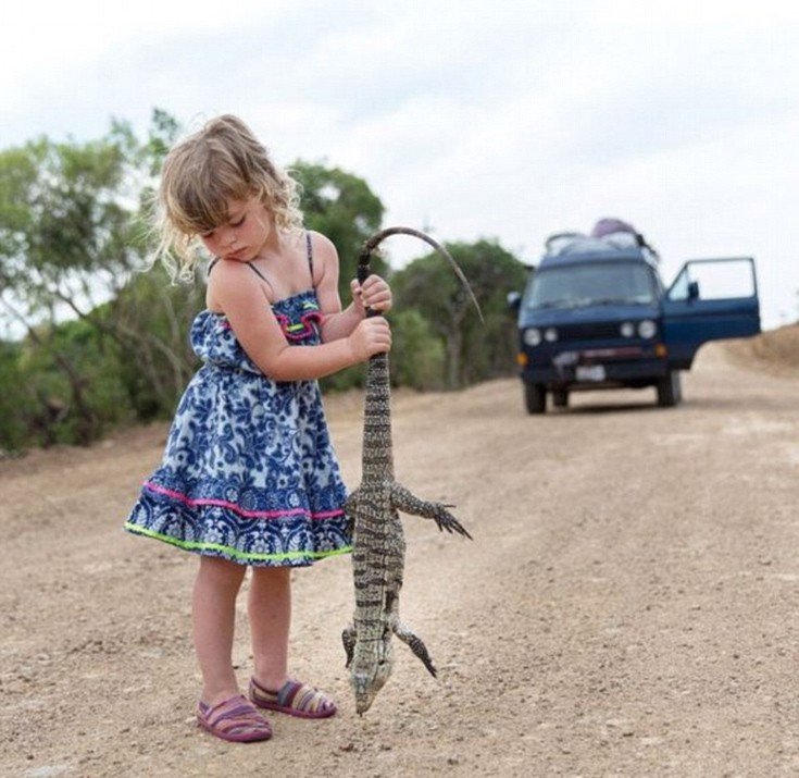 Μια μοντέρνα οικογένεια: Ζουν σαν νομάδες και γυρίζουν όλο τον κόσμο με βανάκι [εικόνες]  | iefimerida.gr 4