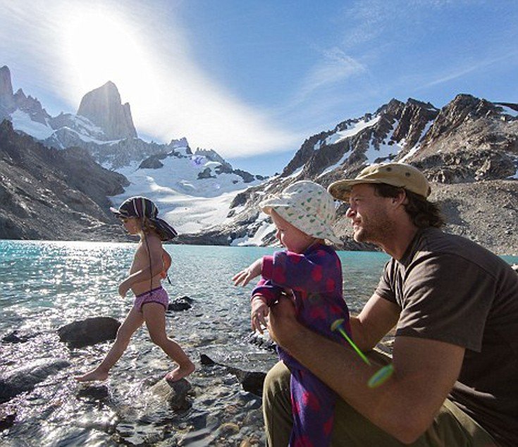 Μια μοντέρνα οικογένεια: Ζουν σαν νομάδες και γυρίζουν όλο τον κόσμο με βανάκι [εικόνες]  | iefimerida.gr 7