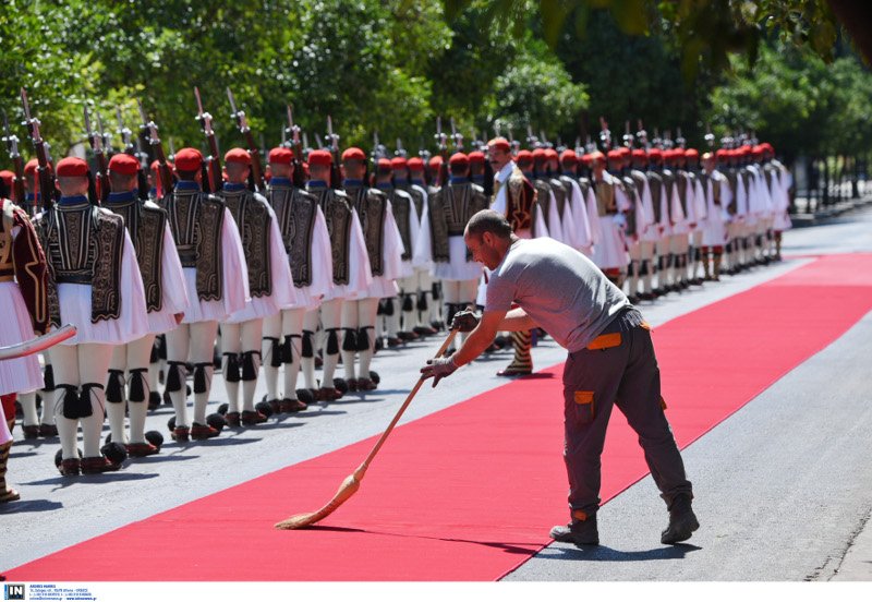 Ολα έτοιμα στο Προεδρικό για την υποδοχή Μακρόν -Κόκκινα χαλιά και τιμητικά αγήματα [εικόνες] | iefimerida.gr 0