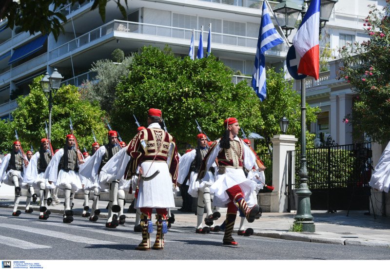 Ολα έτοιμα στο Προεδρικό για την υποδοχή Μακρόν -Κόκκινα χαλιά και τιμητικά αγήματα [εικόνες] | iefimerida.gr 2