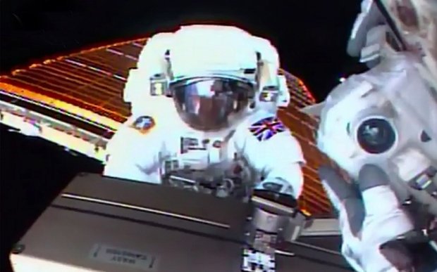 Πρόωρο τέλος για τον διαστημικό περίπατο του πρώτου Βρετανού [εικόνες] | iefimerida.gr 1