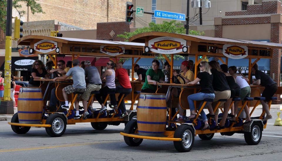 Pedal pubs Τα ποδηλατικά μπαρ που τριγυρνούν στις πόλεις και σαρώνουν