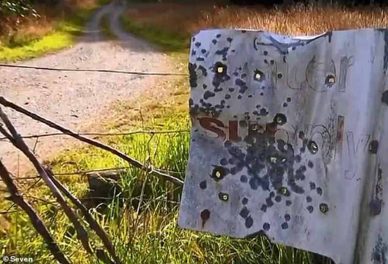 Τρύπες από σφαίρες στο Bruce Rifle Club / Πηγή: Daily Mail Australia