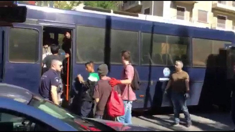 Επιχείρηση-σκούπα στο Πεδίον του Αρεως, μάζεψαν τοξικομανείς και μετανάστες [εικόνες & βίντεο] | iefimerida.gr 0