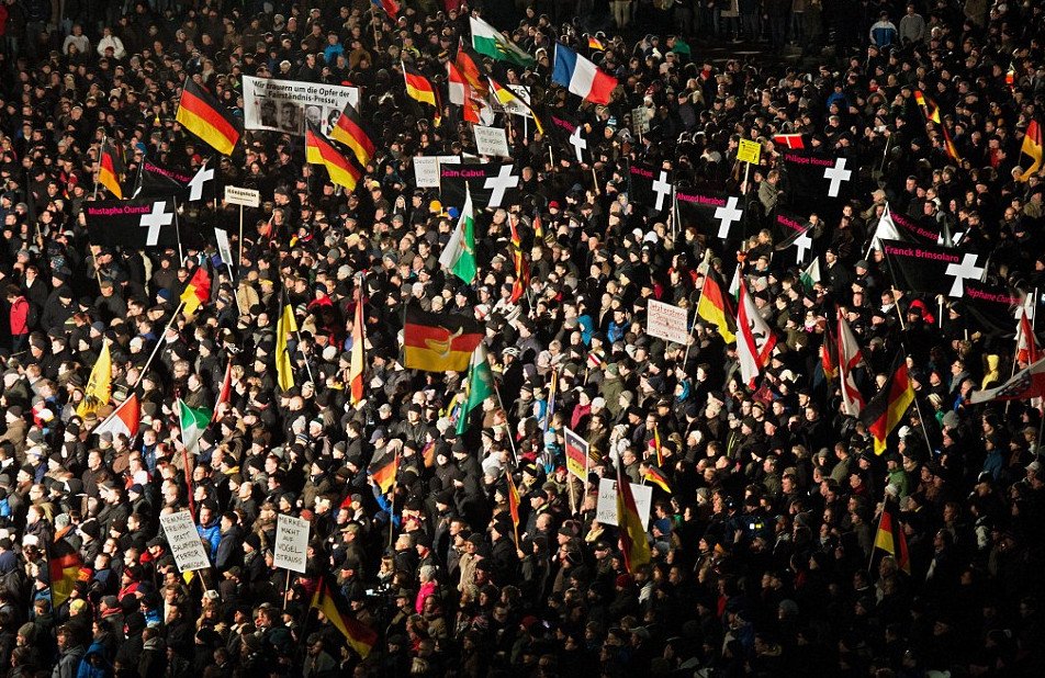 Η Μέρκελ ντυμένη μουσουλμάνα -Της φόρεσε μαντίλα το ισλαμοφοβικό PEGIDA [εικόνες] | iefimerida.gr 2